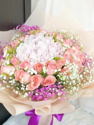 繡球花花圍住玫瑰